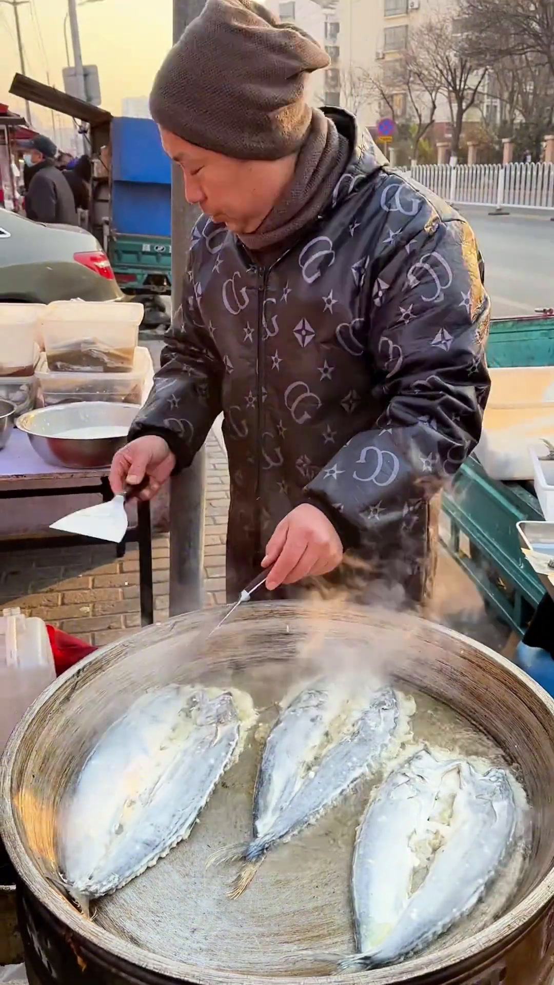 青岛马路边一卤鲜煎鲅鱼,25元一条