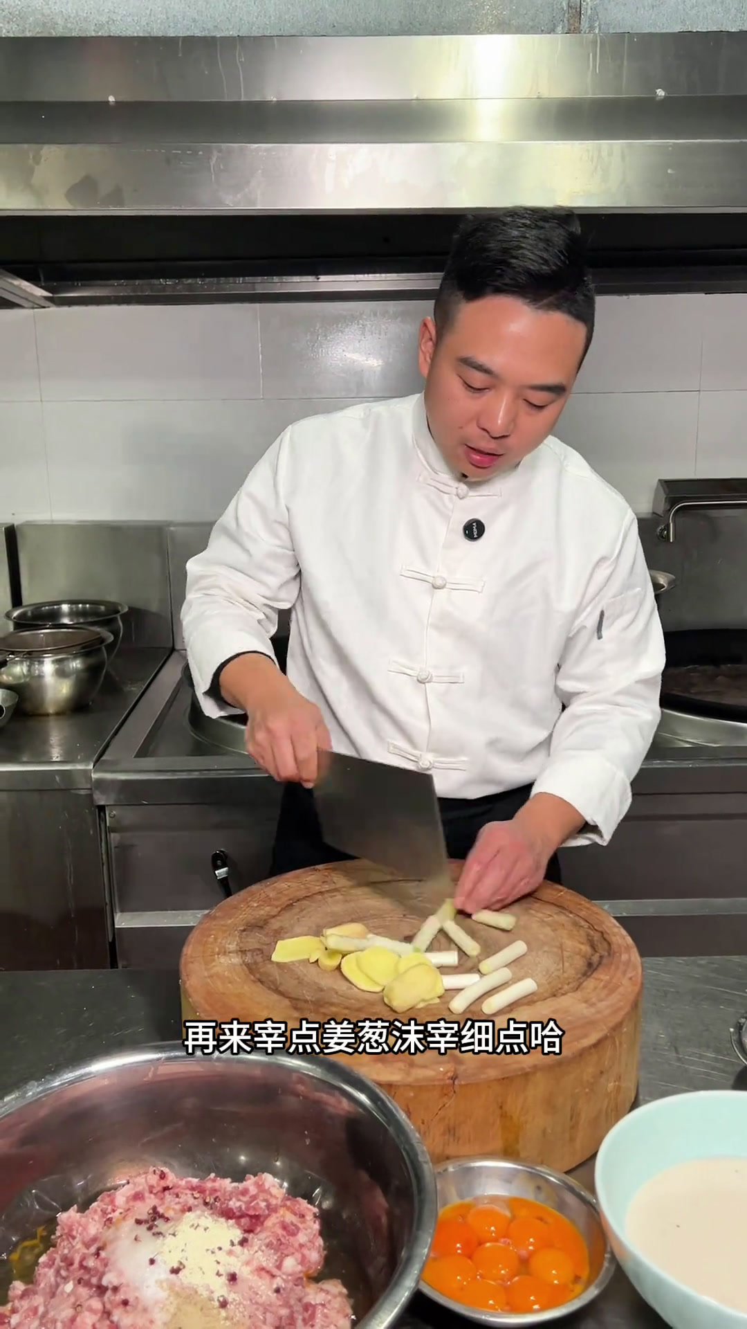 今天来做一个只有过年过节,吃席的时候才弄的到吃的