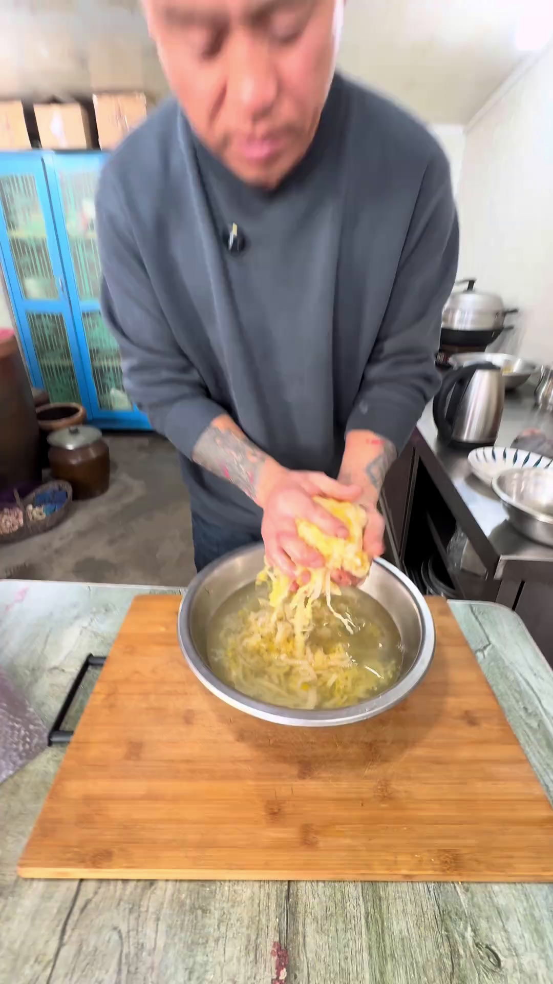 带你们看看东北酸菜篓子是怎么做的