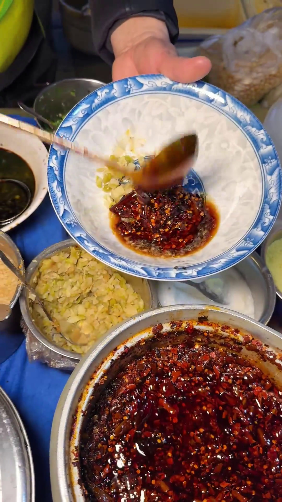 深夜来吃个路边碗杂牛肉面～