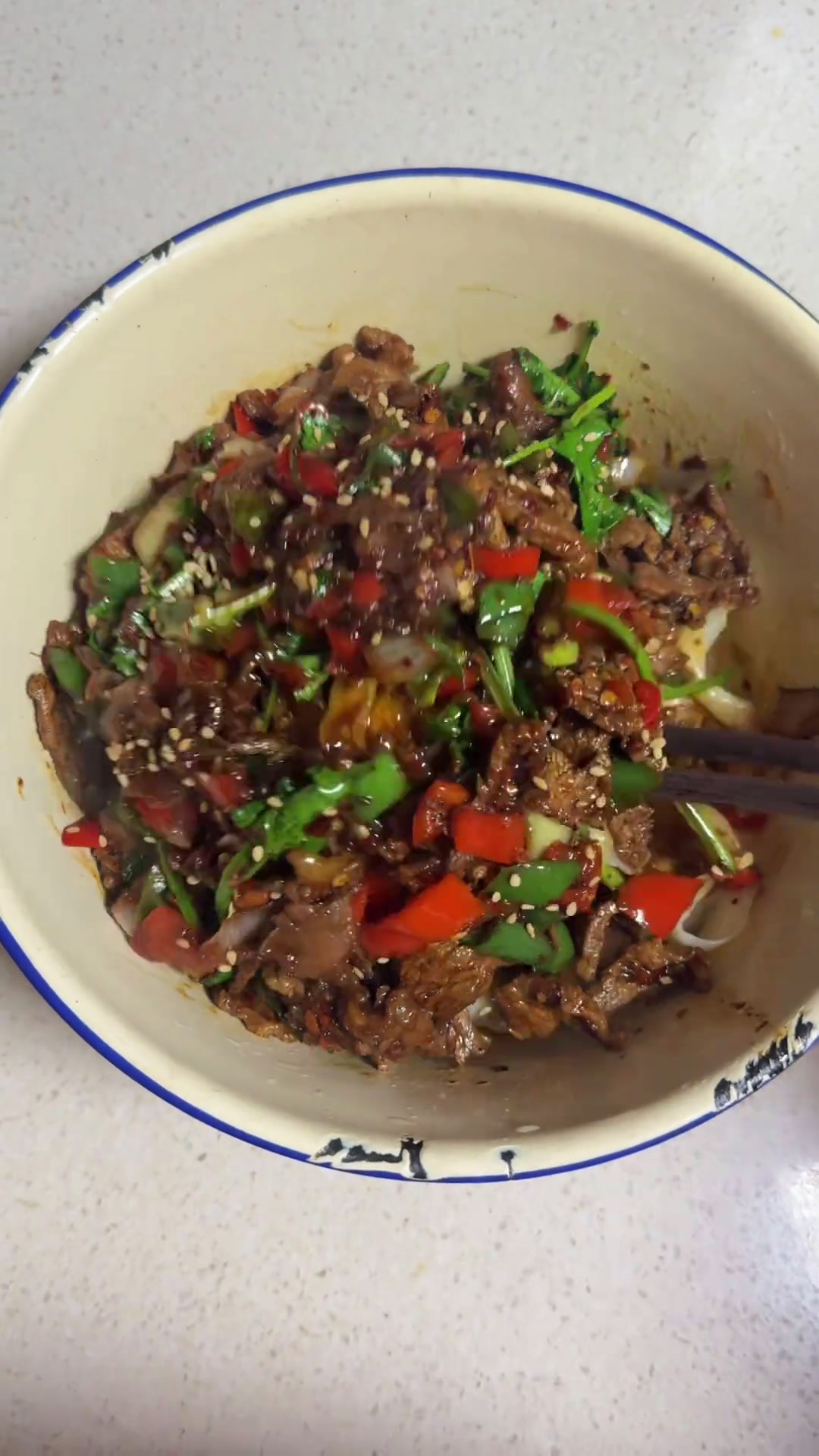 做个双椒牛肉拌面吃吃吧!今天吃刀削面、喷香的面面,爱惨了