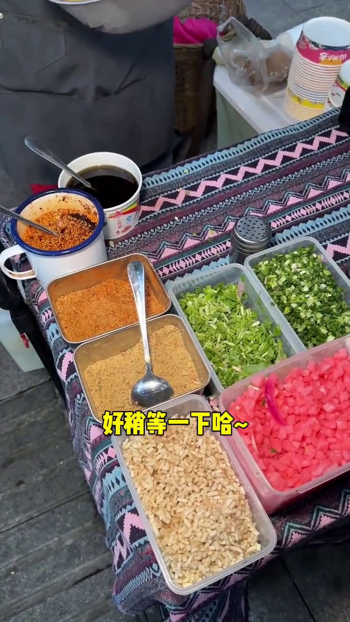重庆街头锅巴洋芋～感觉重庆人特别爱洋芋 超多这种小摊摊～洋芋外皮一点点焦脆 里面特别面 口