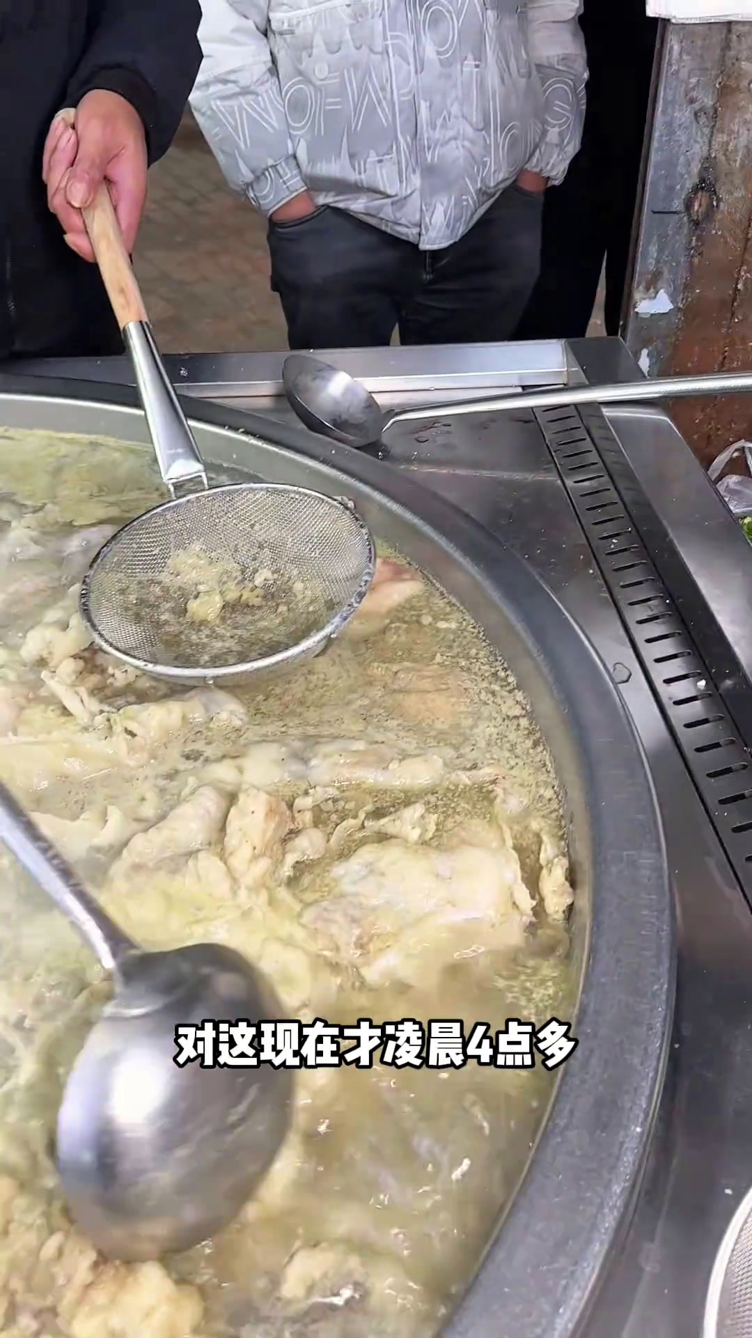 淮南牛肉汤一天煮一头牛,凌晨4点开始排队