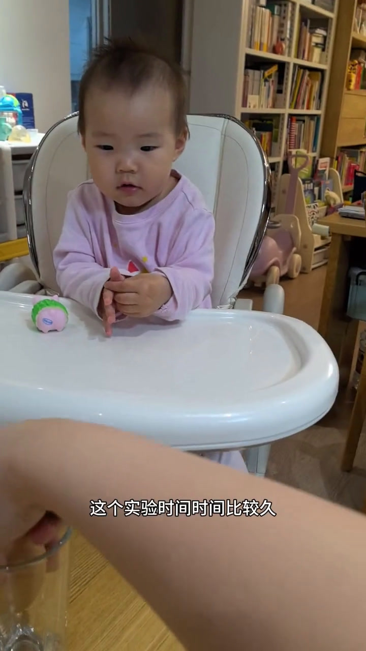 还没开始就结束的实验。小朋友手太快,本来还想给她讲讲半透膜,渗透原理,鸡蛋变大了,以及做实