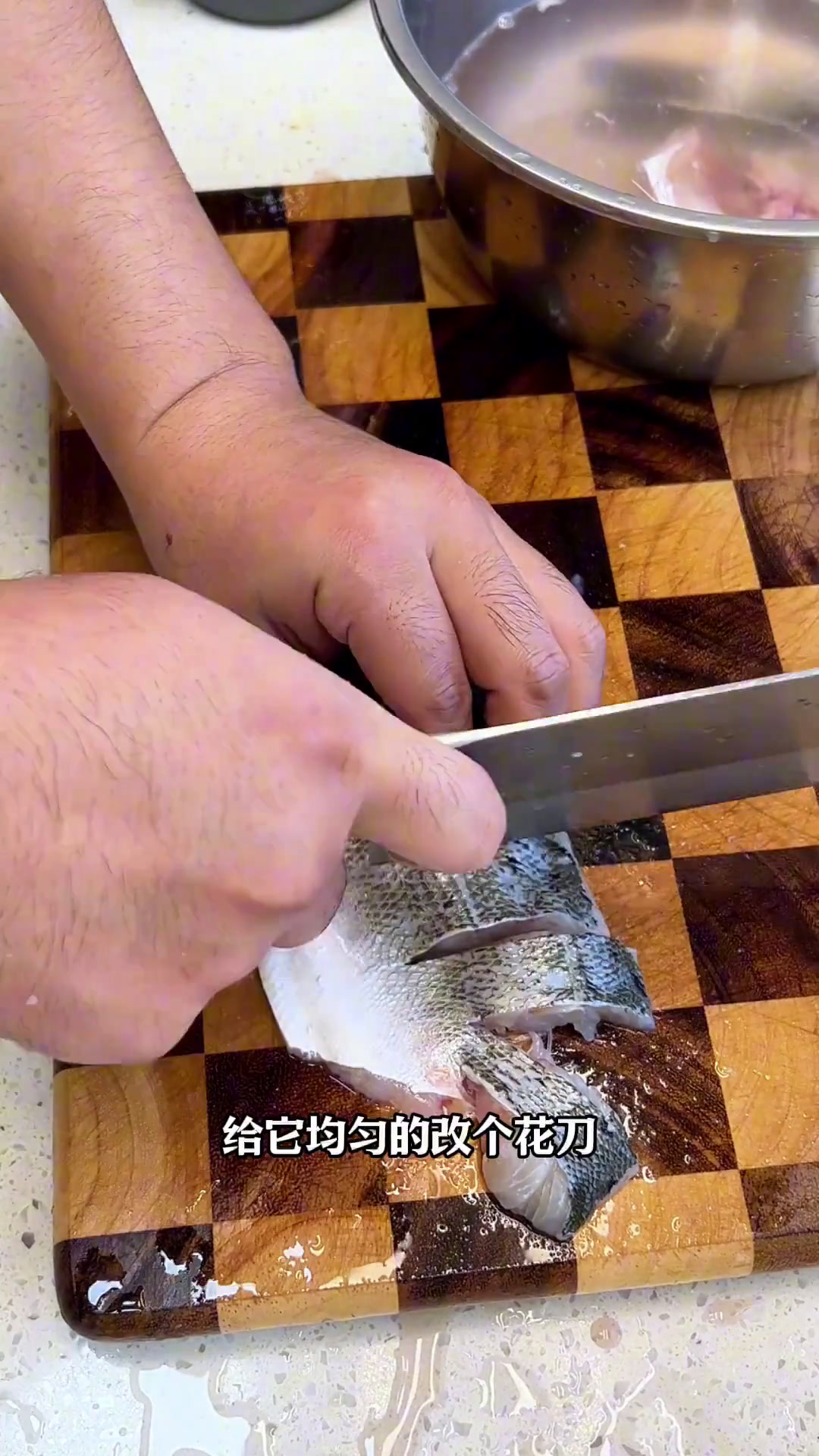 看看这个蒜蓉麒麟蒸鲈鱼能不能上年夜饭餐桌