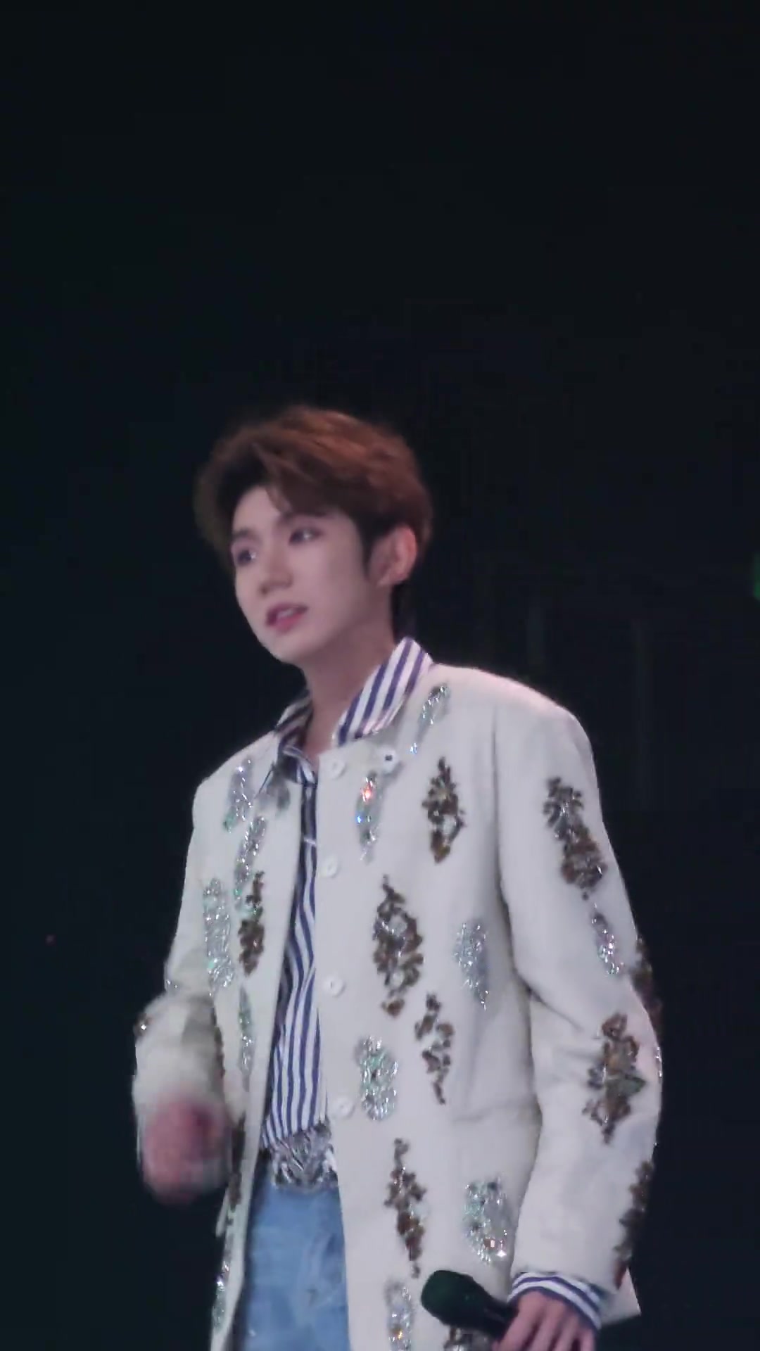 他在看他的小汤