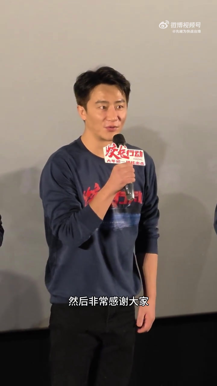 好片不怕看,唯一春节前敢放映的《蛟龙行动》真的炸裂,前所未见的潜艇对战、鱼雷对导,深海中的