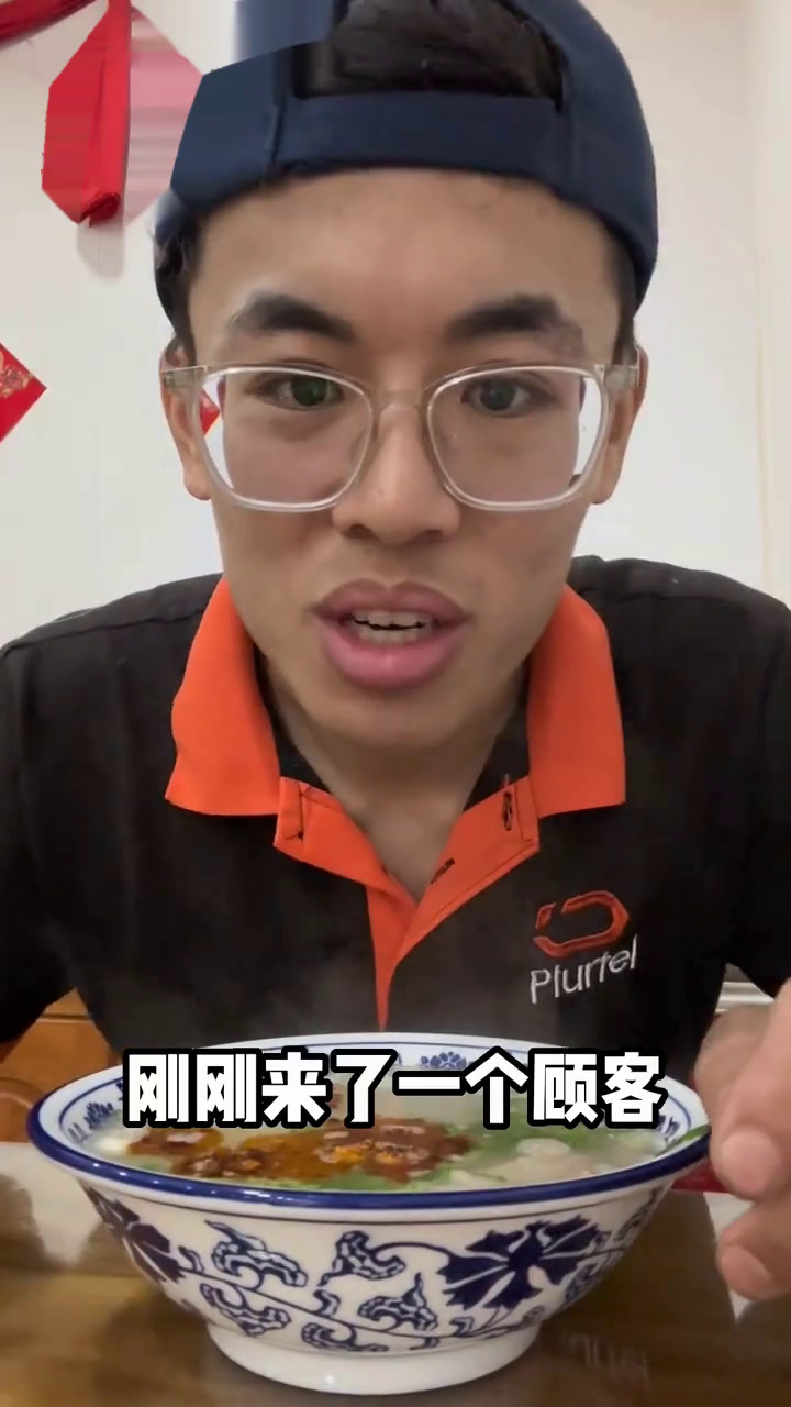 今天介绍一下滕州的羊汤还有滕州比脸大的烧饼,这顿饭吃的真饱真舒服,两个烧饼一碗汤,一盘菜