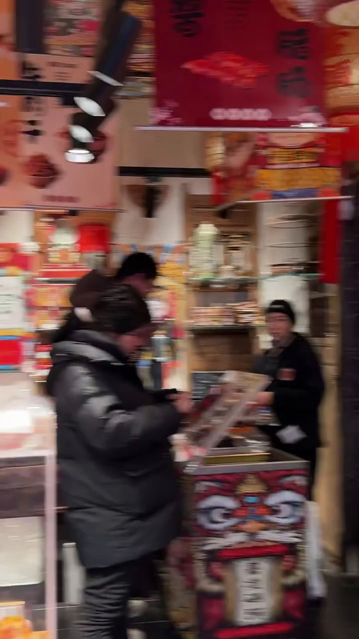 洪崖洞 渝冬来火锅底料 罗二嬢火锅 板登面(没有指定店铺)麻辣冰淇淋(没有指定店铺)啥子巷