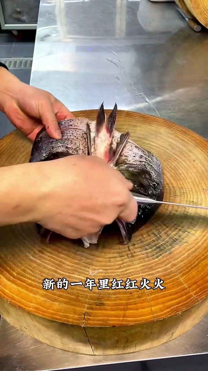 年夜饭剁椒鱼头寓意好,鸿运当头开门红