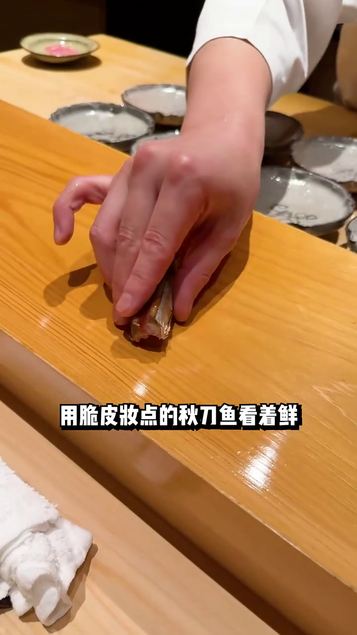 用桌子上菜的“地摊寿司”,想吃竟要排一年