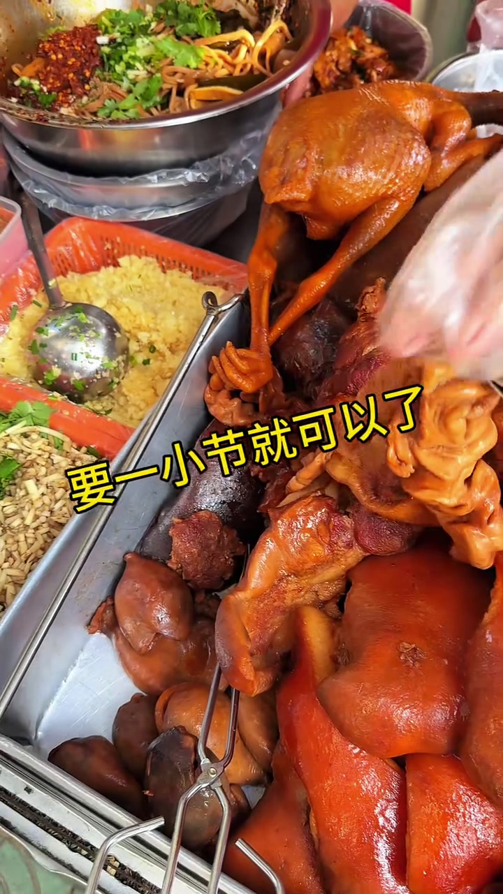 贵州街头的卤肉摊子,30一大包