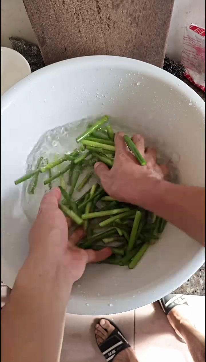这样的高科技蒜苔你们还敢吃吗?