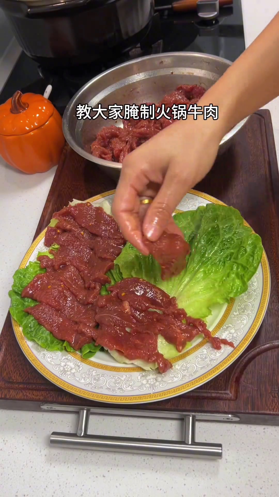 今天在家吃火锅,教大家腌制火锅牛肉,涮出来又嫩又香