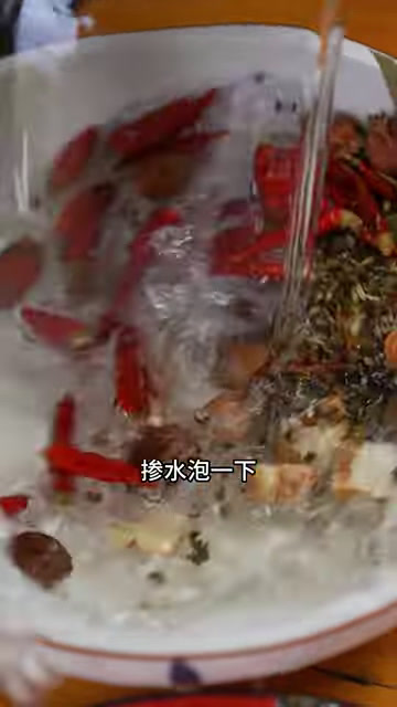天气挺热,做个凉拌核桃肉招待姐姐和姐夫