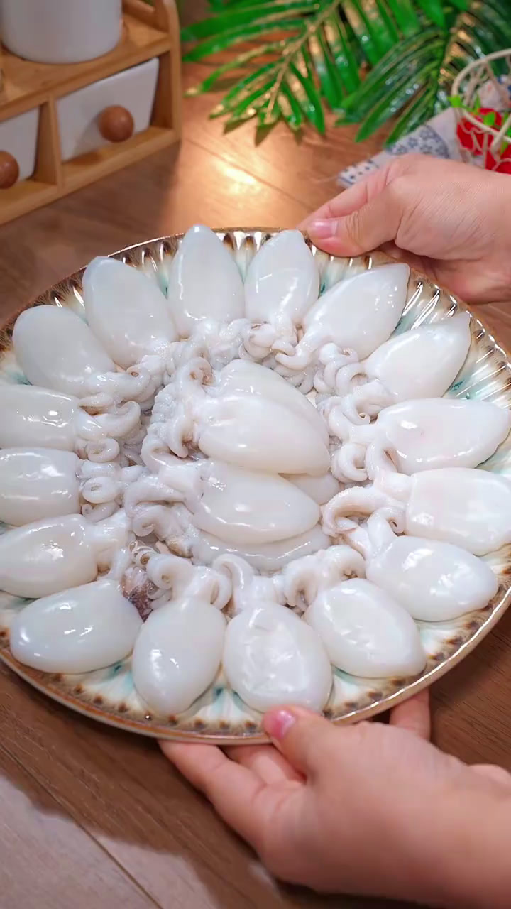 白灼墨鱼仔 圆圆的墨鱼仔,寓意团圆美满:北海墨鱼仔,急冻锁鲜