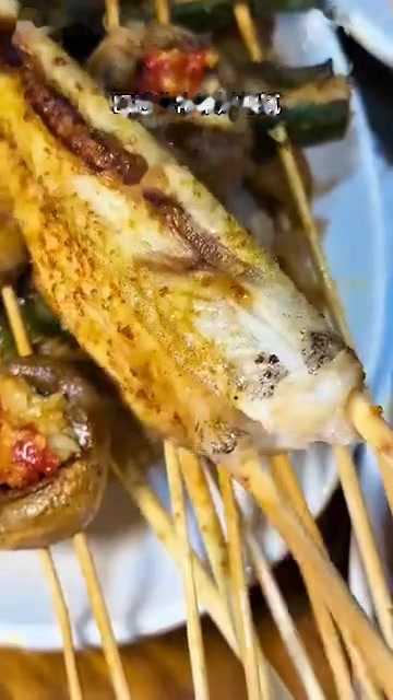 如果不是一位潮汕粉丝的坚持,差点儿被某点评误导,而错失一个还挺宝藏的潮汕排档。它家的炭烤豆