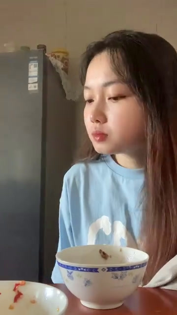 00后妹子月薪3k一天要花多少,6元的特辣烤鸡腿配海鲜面,太爽了!