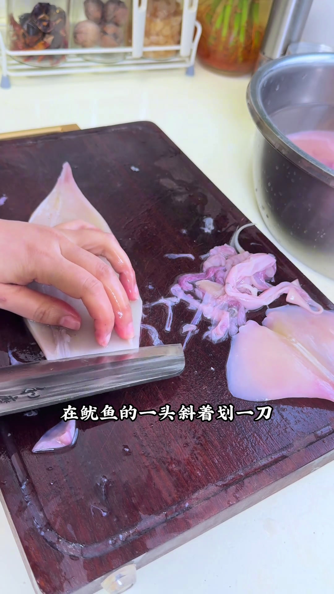 河南豫菜年夜饭的招牌菜——葱烧鱿鱼,浓郁的汤汁裹满鱿鱼上