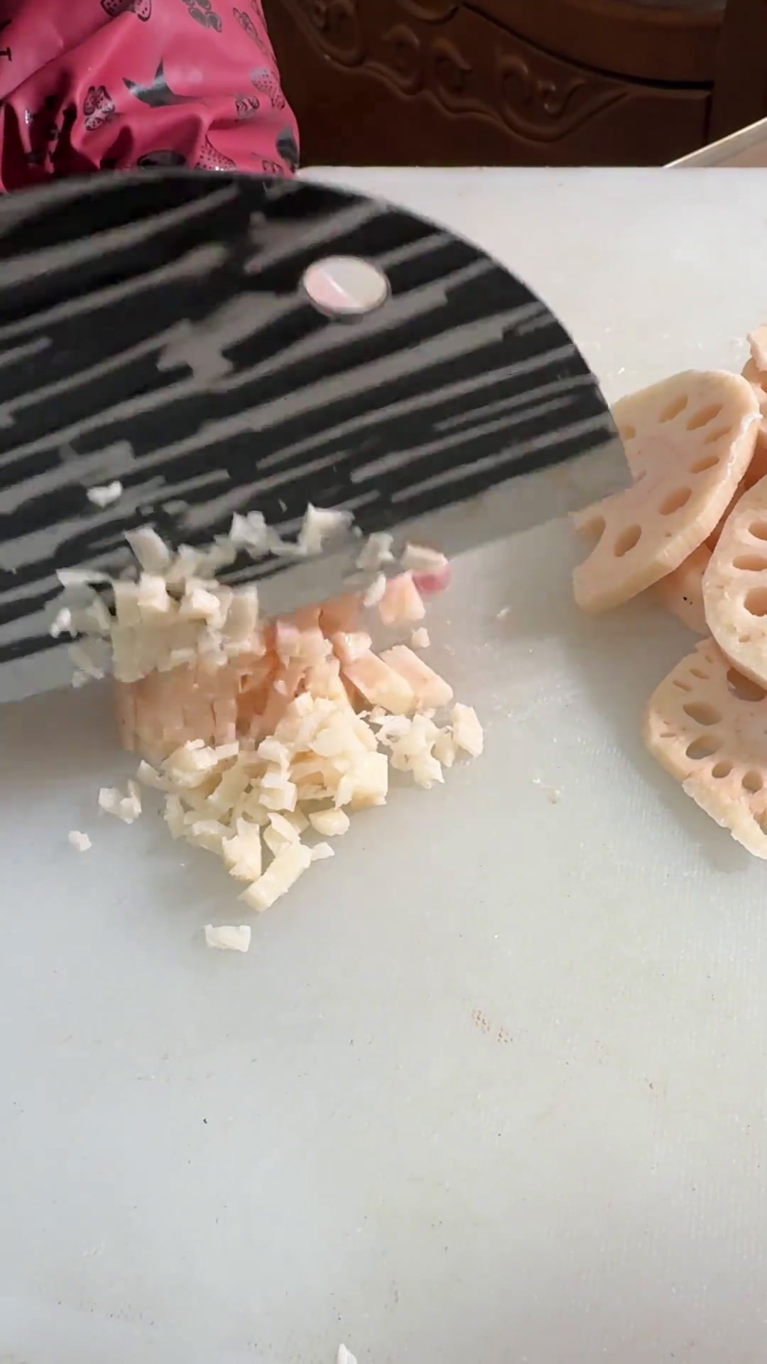 过年硬菜红烧狮子头这样做吃起来软香不油不腻