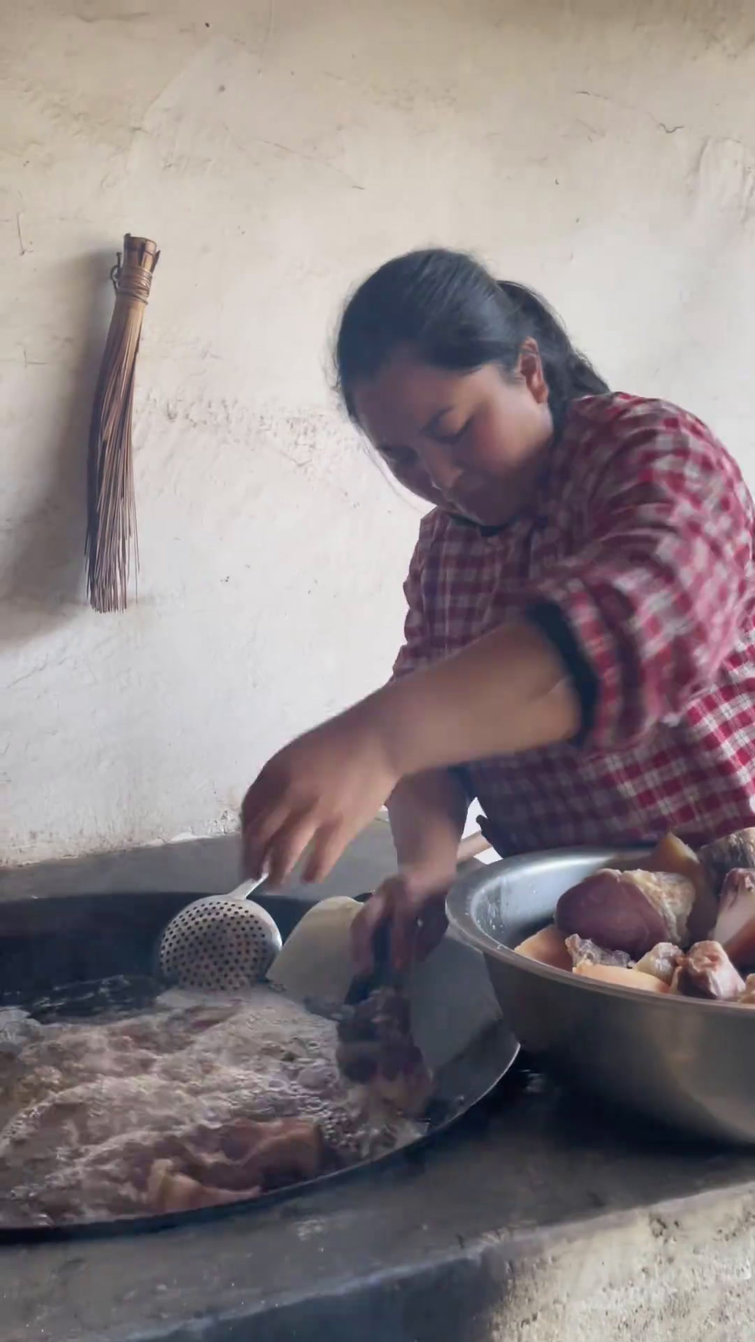 每年要过年的时候家里都会炸点油坛肉