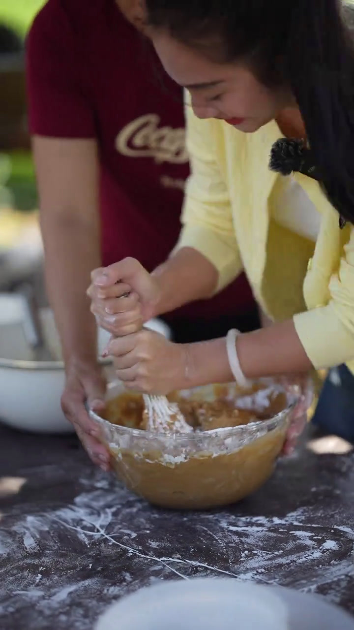 红糖年糕,是我们海南人过年必备的年货,这年糕一蒸年味就来了