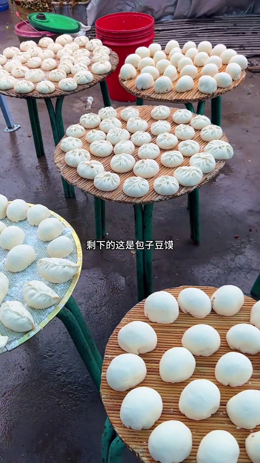 农村过年真热闹,婆婆蒸馒头,一家老少齐上阵真热闹