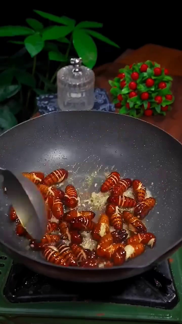 炒蚕蛹正确做法,焦香酥脆,一点都不崩,凉了都不回软
