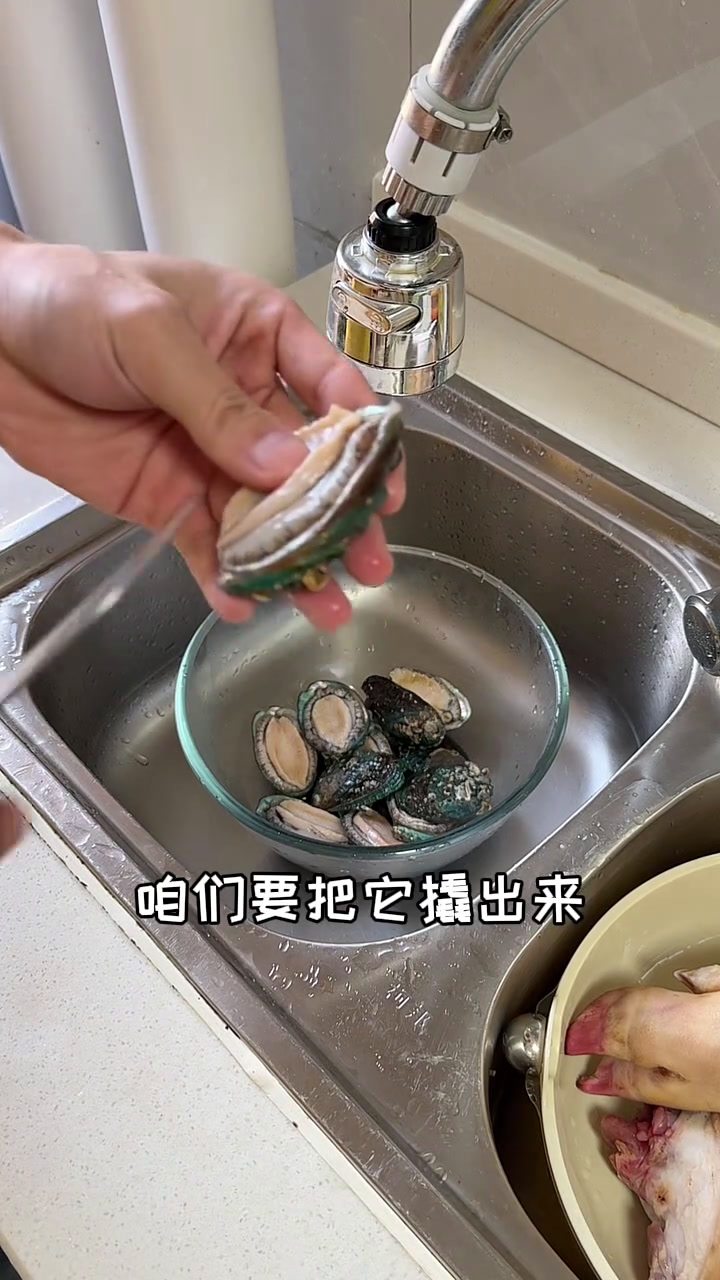 年夜饭至尊菜单:鲍鱼炖猪蹄!一个视频教你学会!