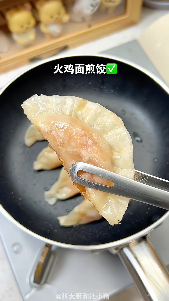 中国男人沉浸式给女友做火鸡面四吃法