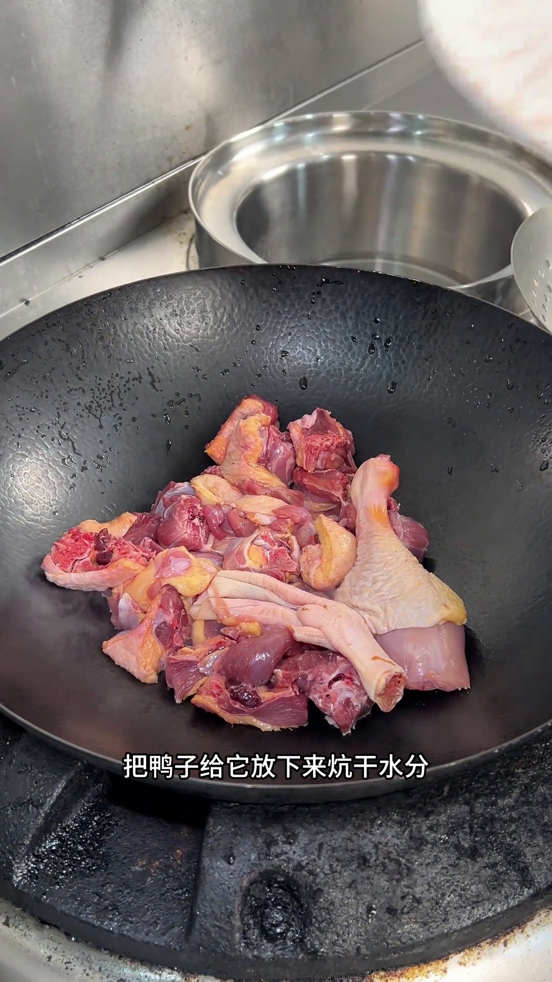 今天给大家分享一道我们广西柳州的特色江湖菜,螺蛳鸭