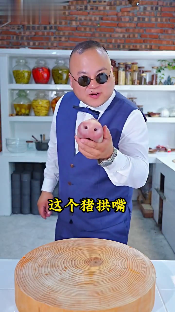 猪拱嘴搭配精心研制的红油,香辣可口,清爽解腻,赶快来试试!