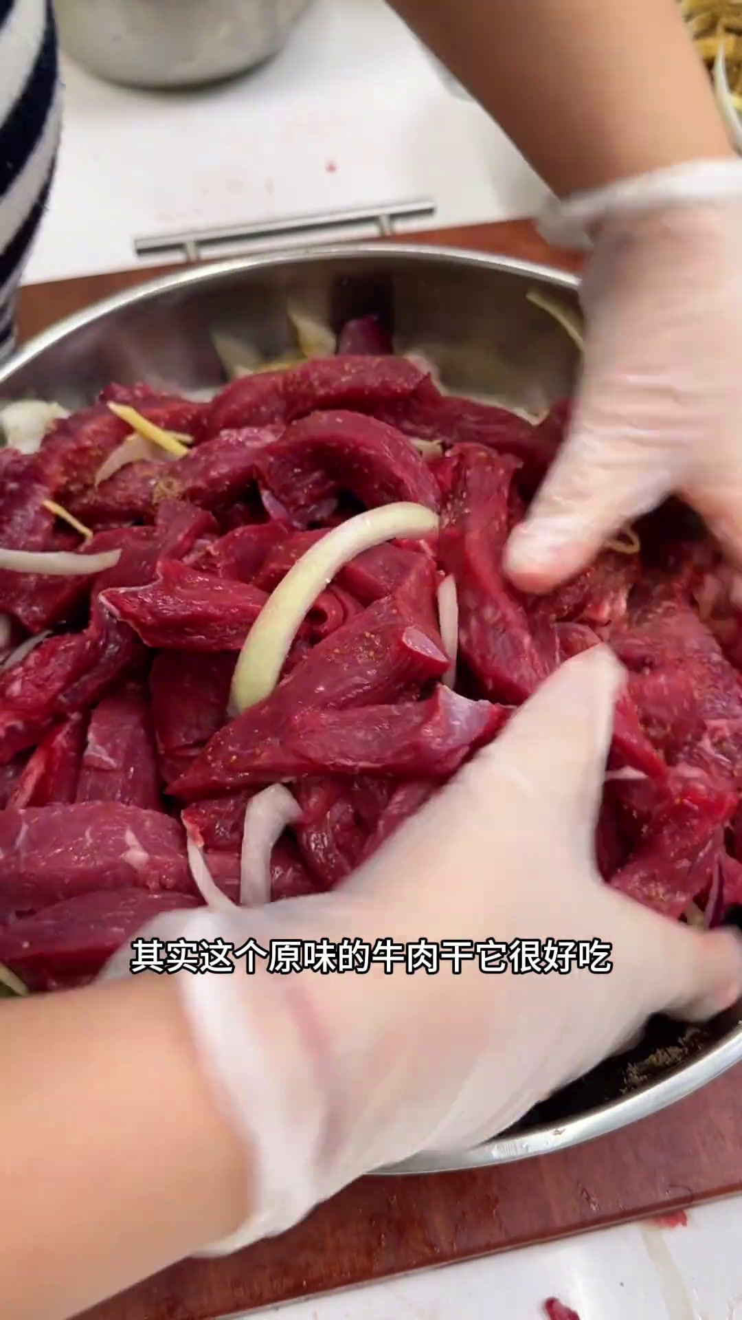 在家做风干牛肉干就是这么简单,可以蒸、可以烤、还可以油炸