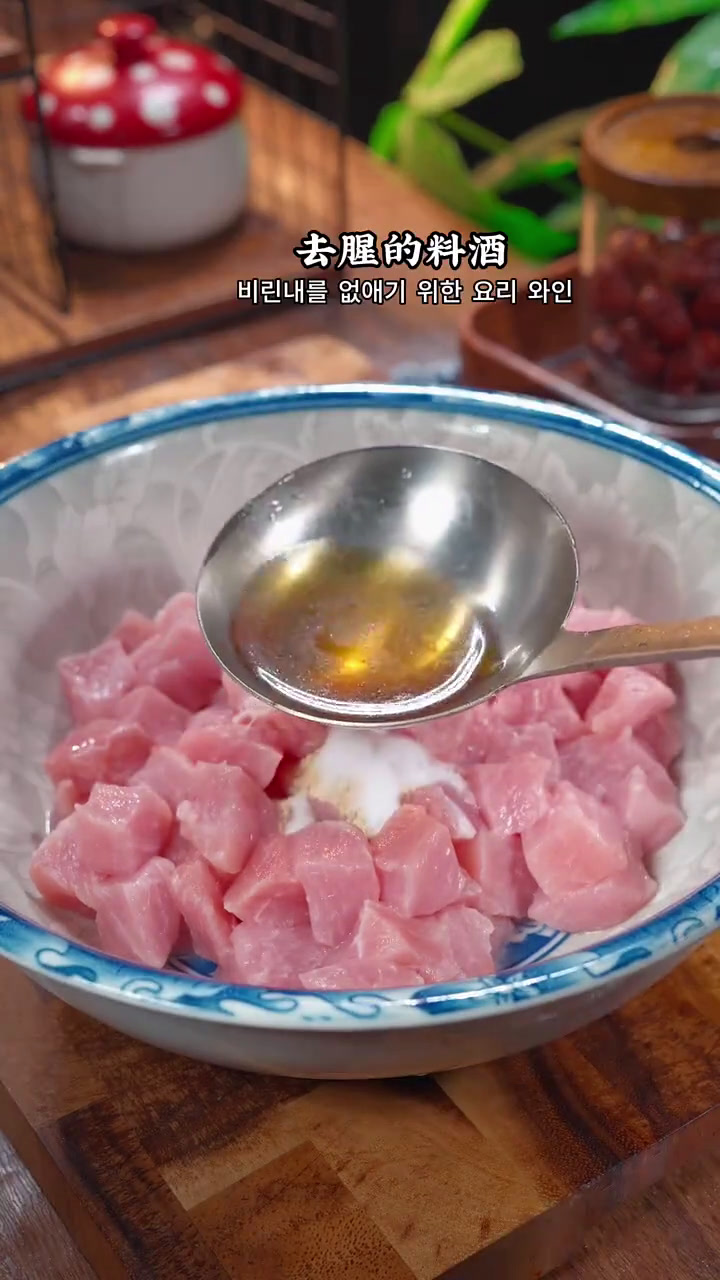 东北老式溜肉段的做法、浇香酥脆嘎嘎好吃