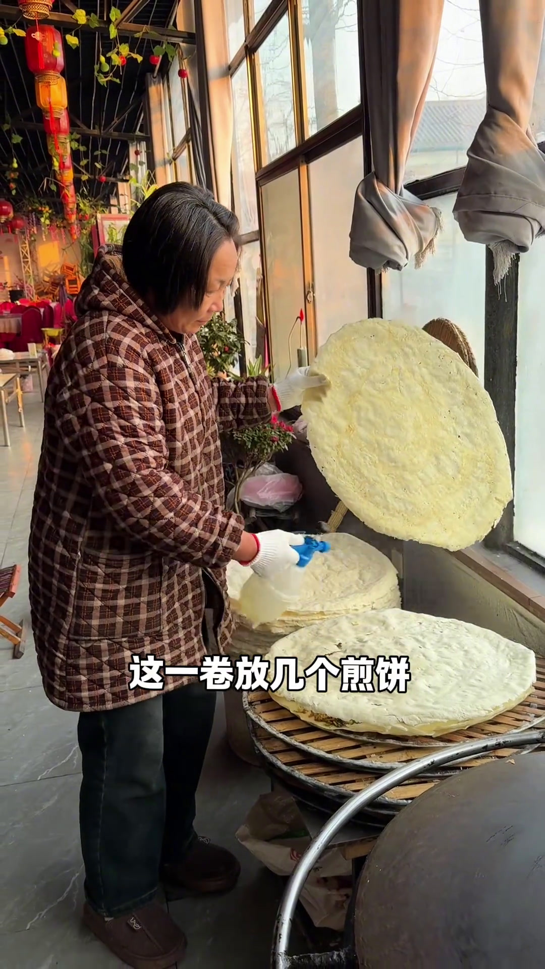 来曲阜吃个菜煎饼,这么大的菜煎饼你们吃过嘛……