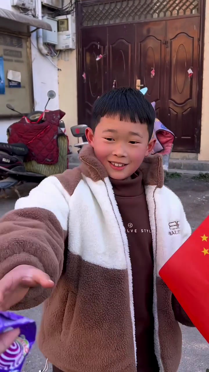 挑战在洛阳和陌生孩子们碰拳迎新春送祝福是一种什么体验