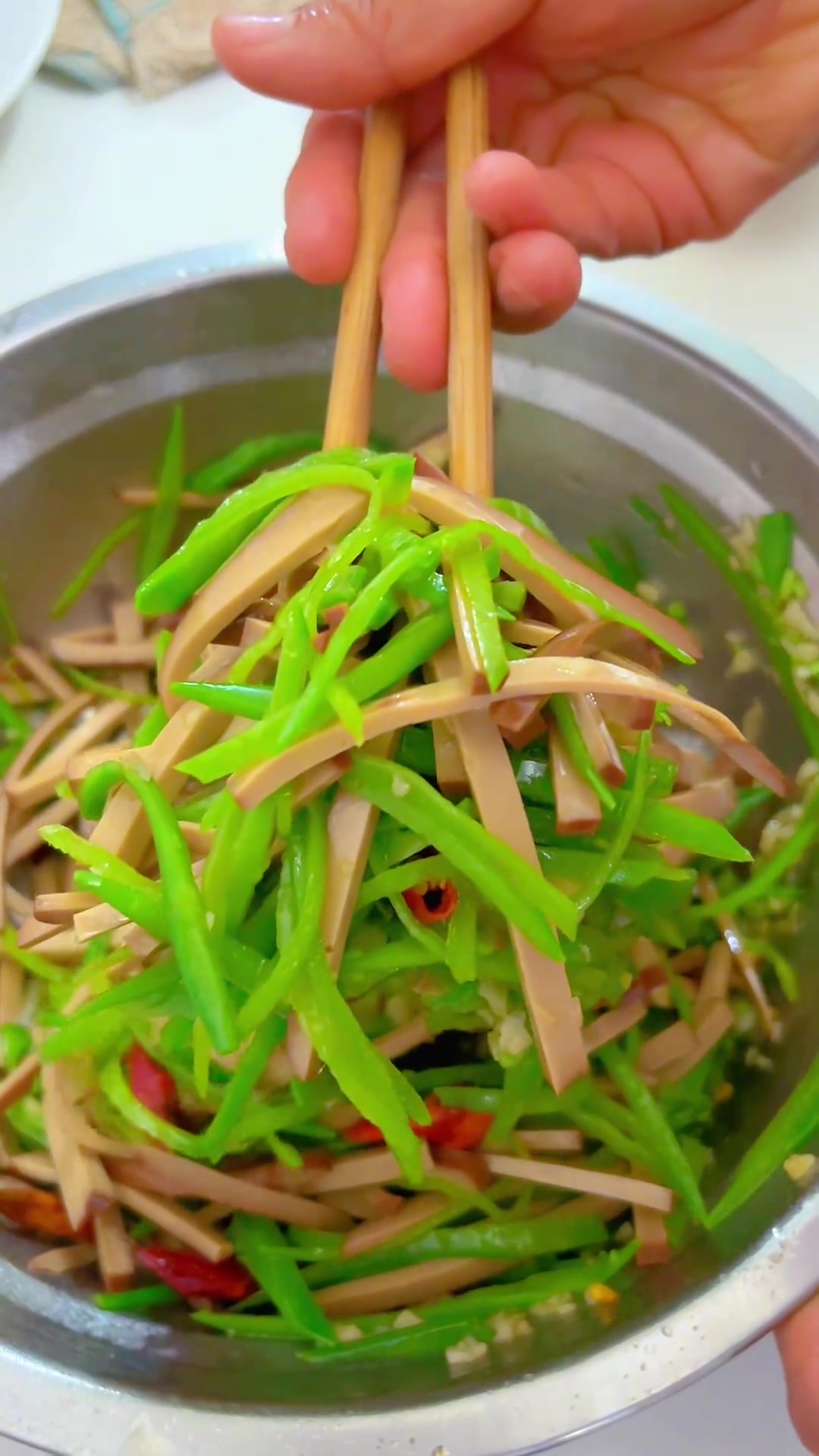 过年如果大鱼大肉吃腻了,不妨试一下这道清爽又解腻的凉拌鸡蛋干