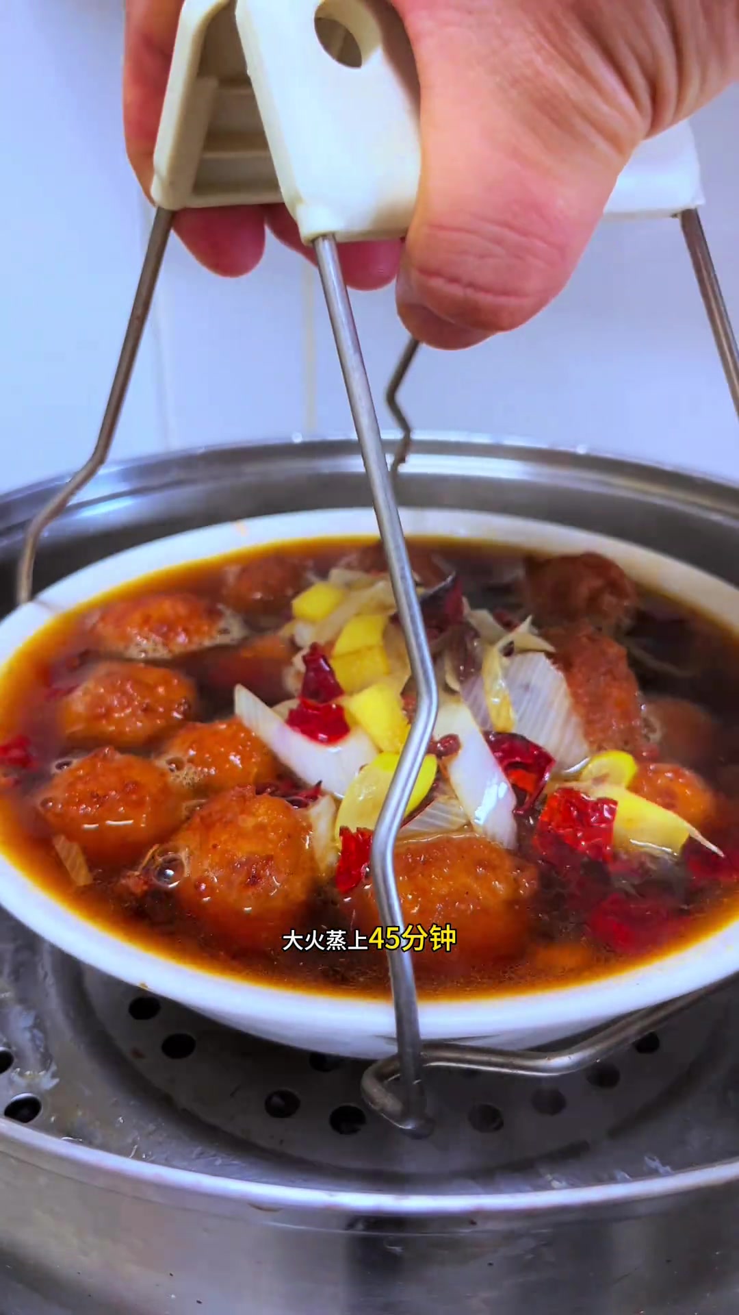 年夜饭第十九道菜,丸子蒸碗,软烂入味,肉香味浓郁,就馍吃