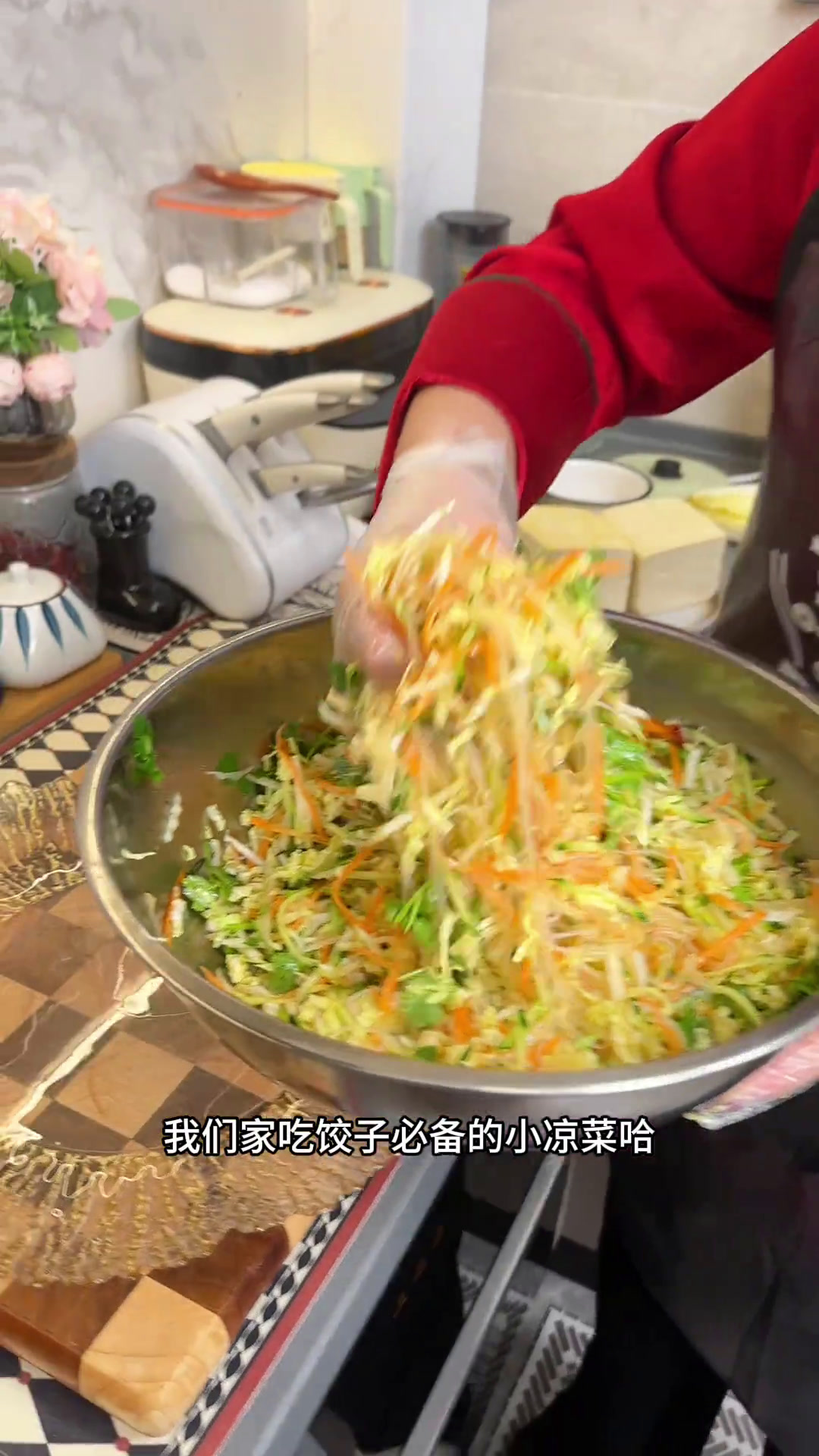 我们家吃饺子必备的小凉菜就是这道白菜拌粉丝,清爽解腻