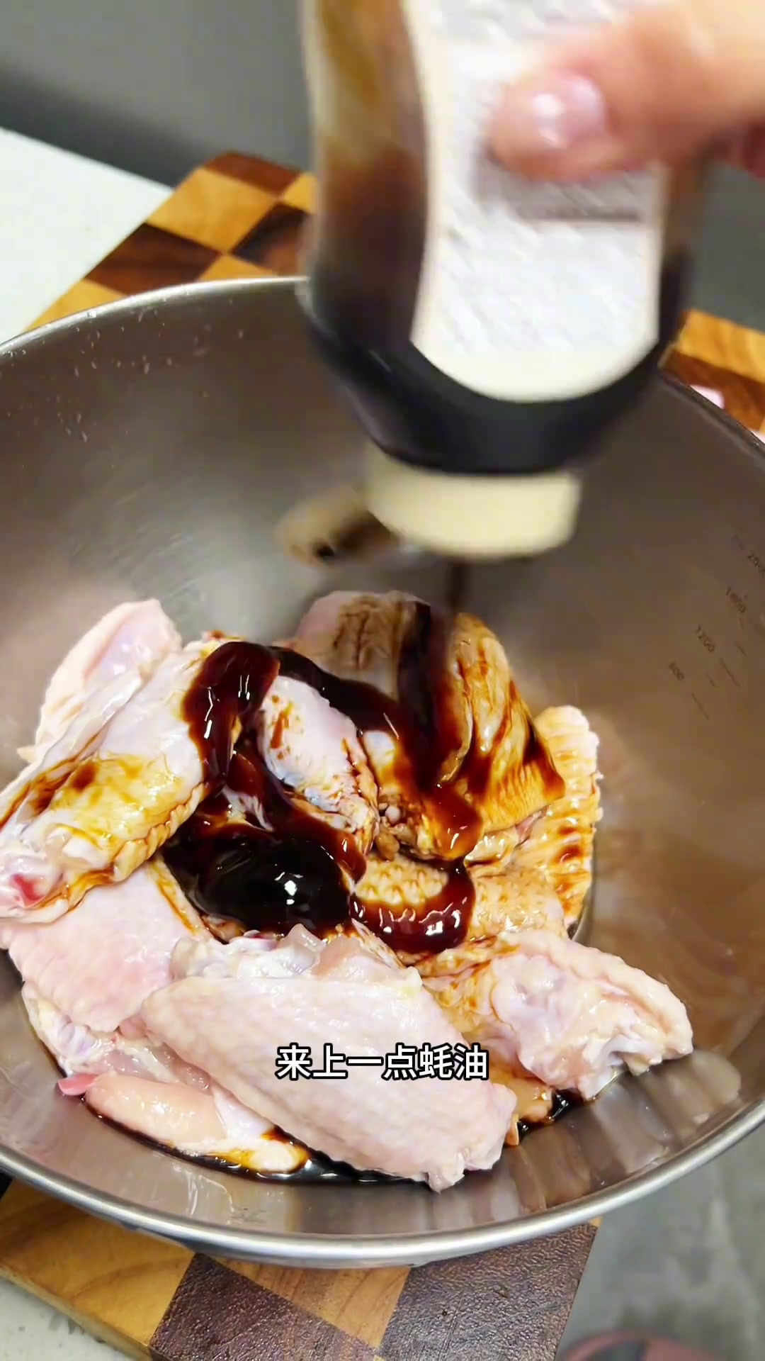今天炸了蒜香鸡翅,年夜饭一定要有的一盘菜,外脆里嫩特别香