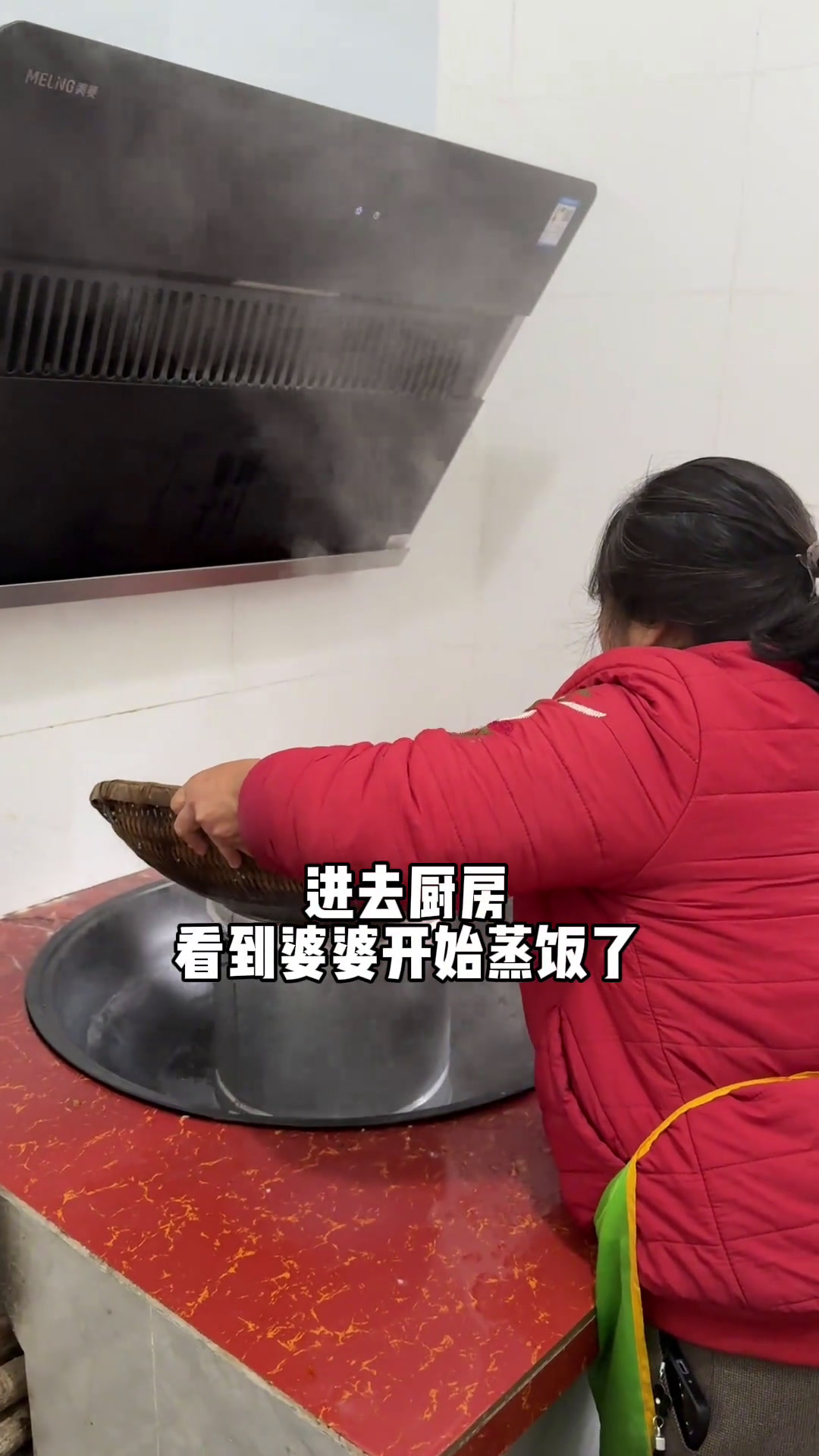 今天是奶奶的80岁生日,给她买了一个三层的蛋糕,她可开心了