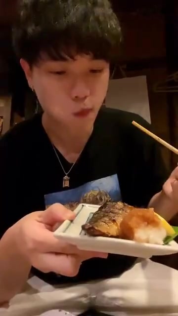 这家餐厅竟用铲子上菜?没练出个麒麟臂都不敢来当厨子吧!