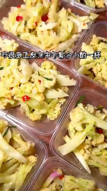 工地摆摊卖盒饭245天,第一次做10元香酥炸鱼盒饭,工友们太喜欢了,粉丝们也前来购买支持!