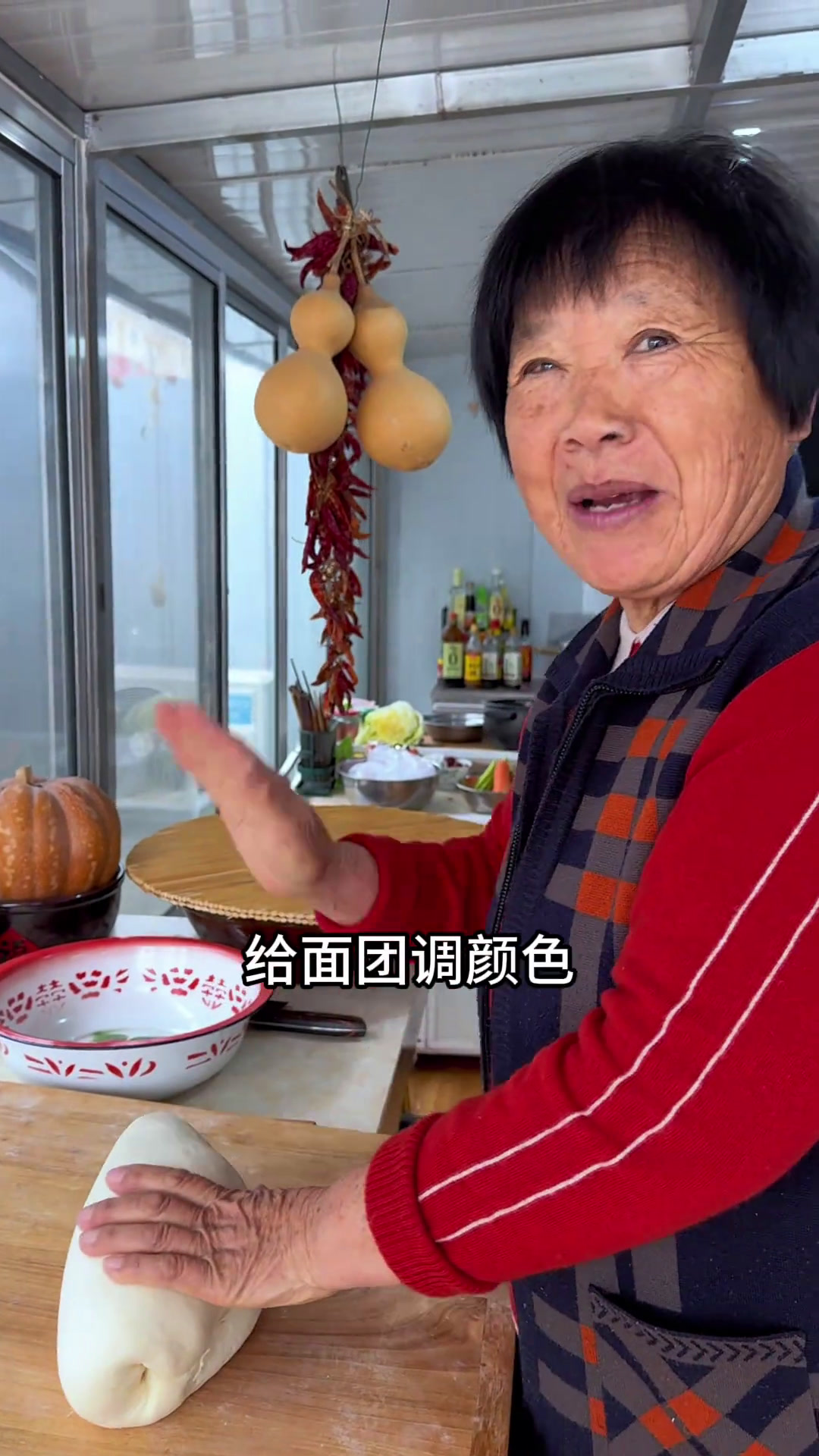 新的一年,俺娘用花样馒头祝大家万事如意,蛇年大吉