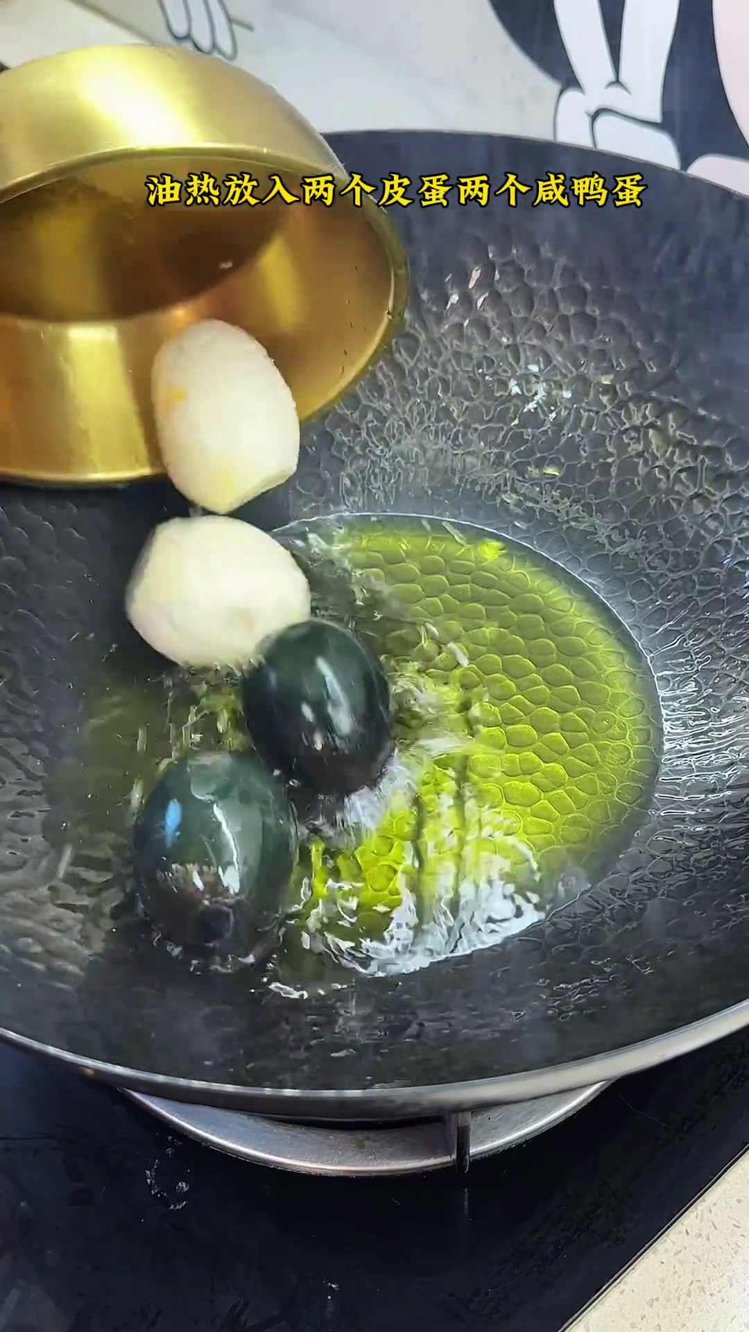 年夜饭餐桌上来一锅上汤菠菜豆腐汤 汤鲜味美 热乎乎的