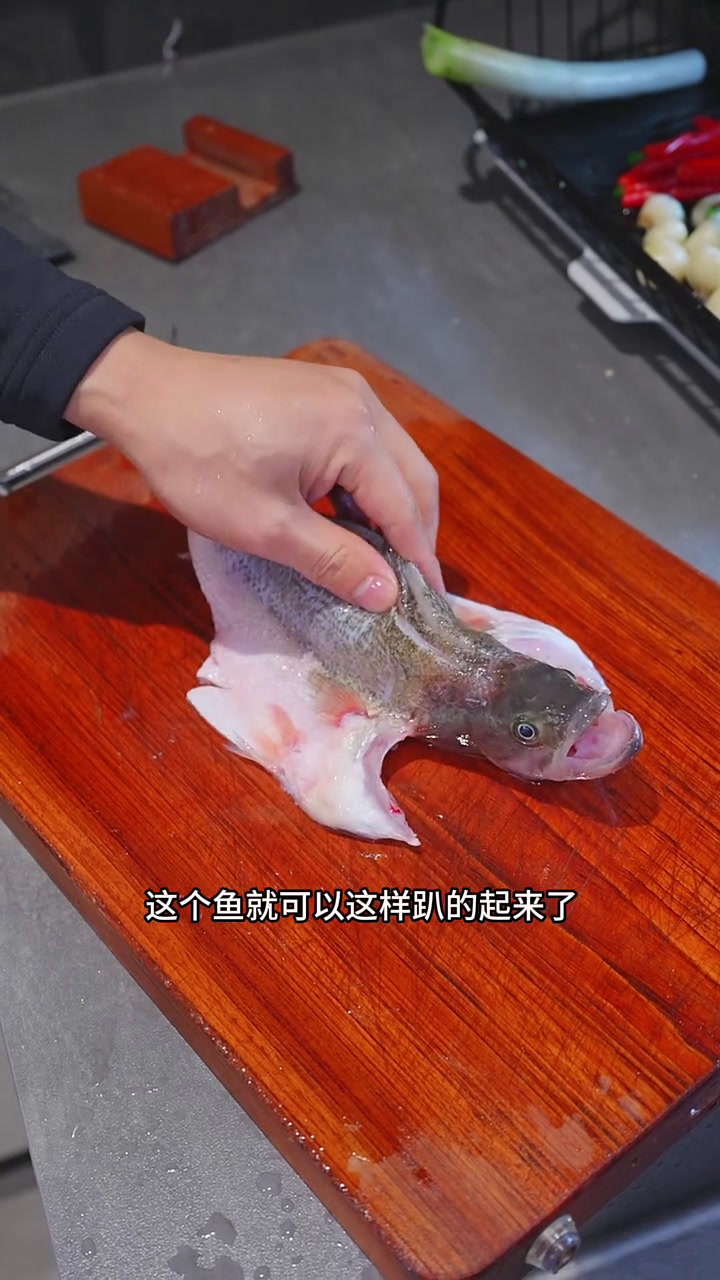 清蒸鱼要怎么蒸才会又嫩又白还不腥呢