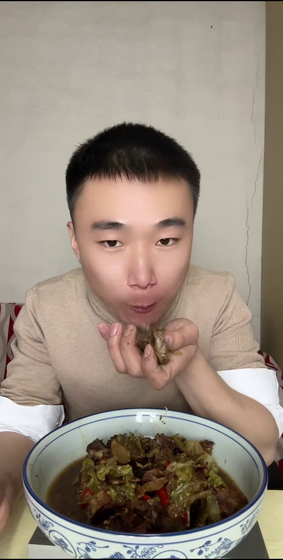 外面炮火四起,我在家吃大骨头、水饺