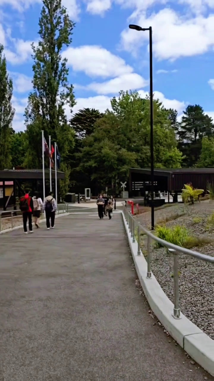 观光小火车站餐厅,吃英式炸鱼,美式厚牛汉堡,意意大利披萨