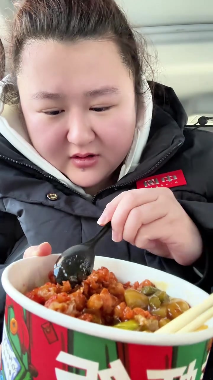小龙虾烤肉饭!半个汉堡!