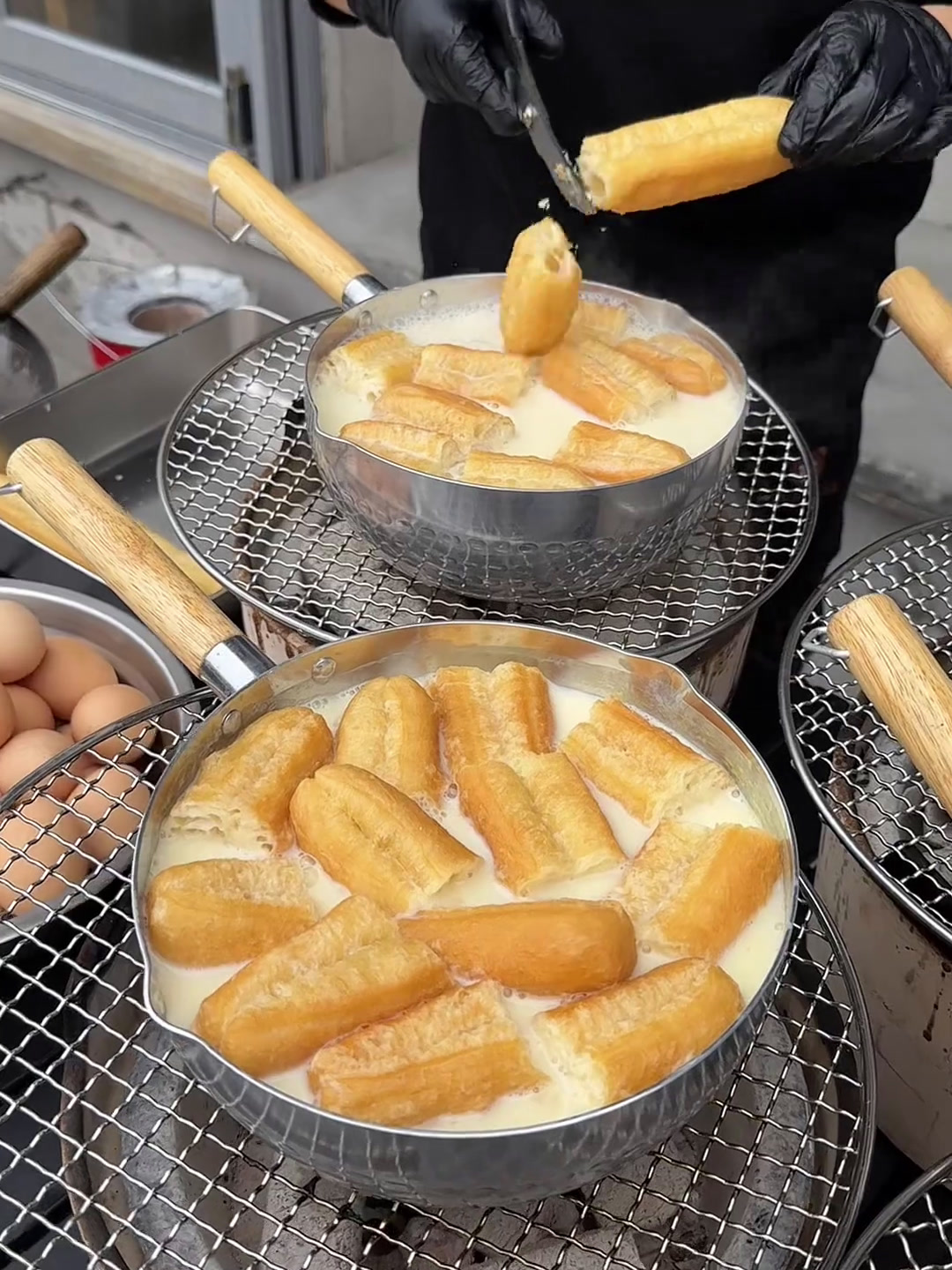 好爱湖北街头热乎乎的碳炉豆浆油条!